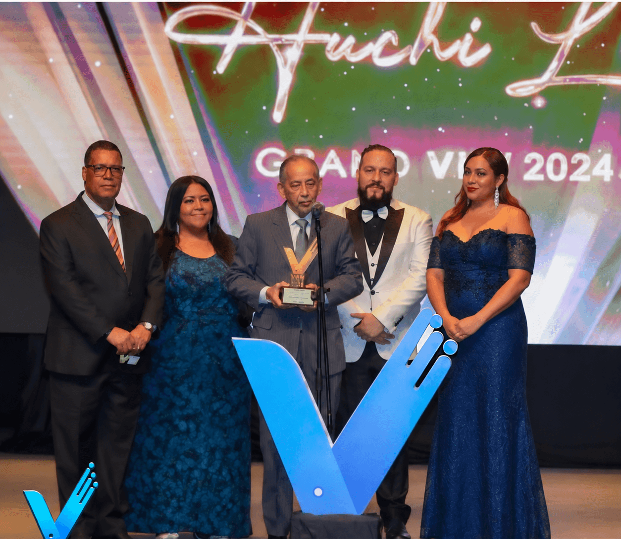 Ramón Chávez, Rita Pérez, Huchi Lora, Omar Rivera y Amelia Reyes en la tarima de los View Awards