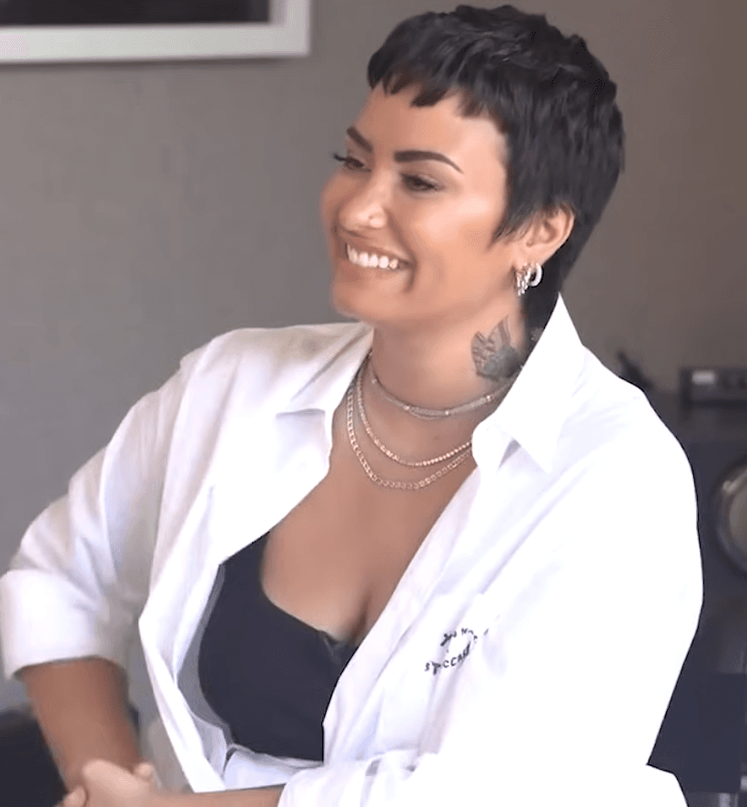 Demi Lovato sonríe durante una entrevista en video con Sadhguru