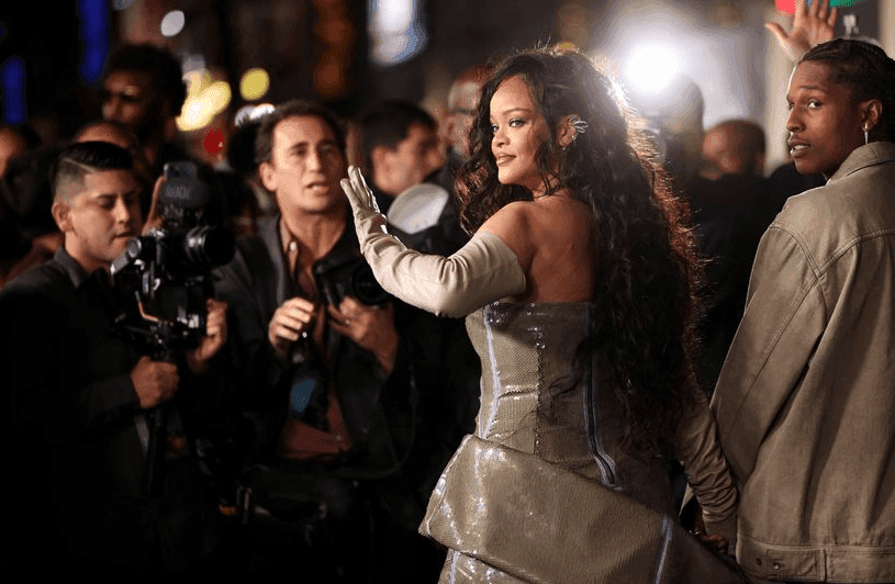 Rihanna regresó a la alfombra roja