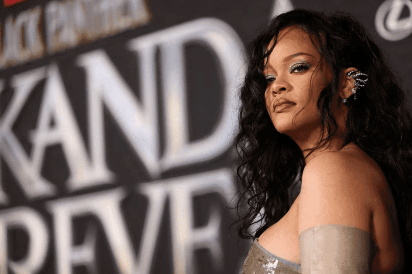 Rihanna regresó a la alfombra roja