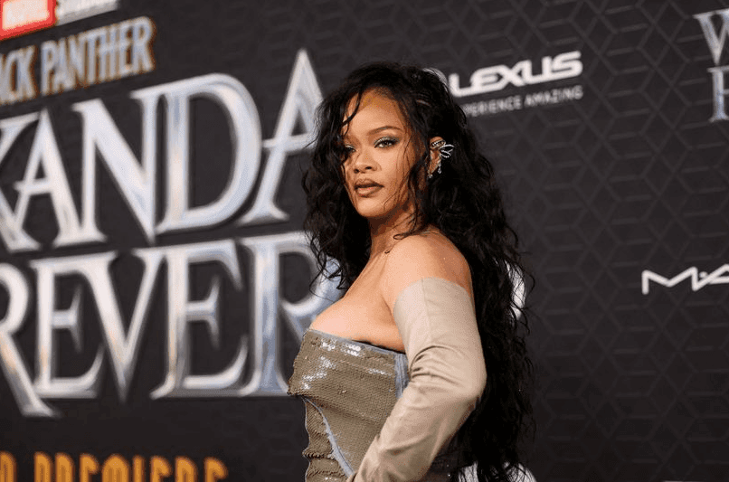 Rihanna regresó a la alfombra roja