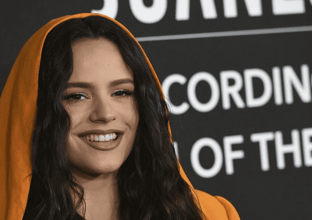 Rosalía recibe propuesta de matrimonio en pleno concierto