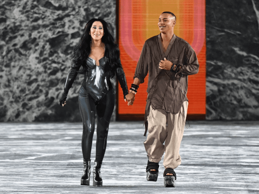 Balmain lució sexy en la pasarela de la mano de Cher