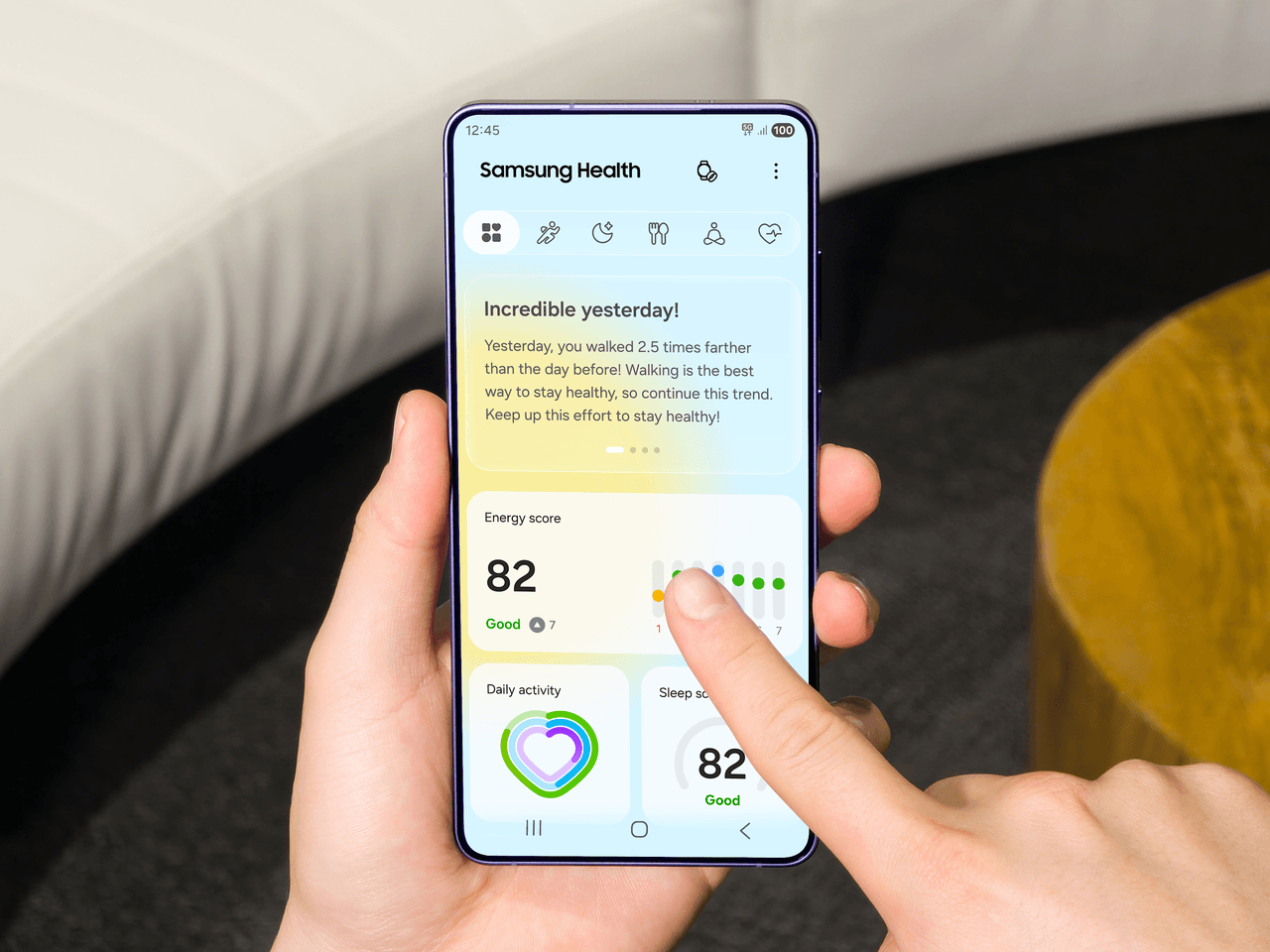 Una persona consulta en su teléfono la nueva pantalla de inicio de Samsung Health