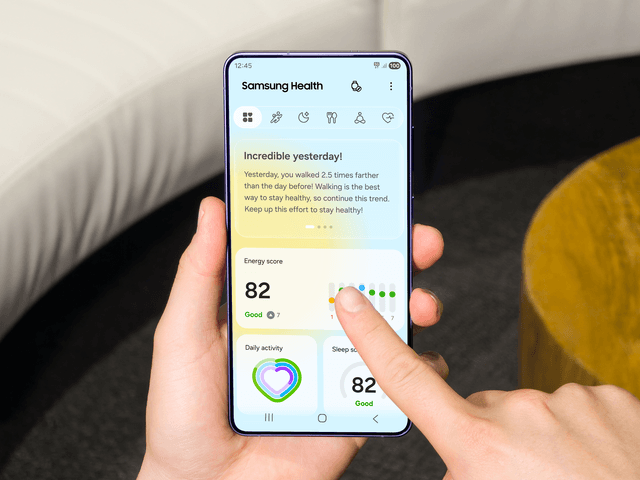 Una persona consulta en su teléfono la nueva pantalla de inicio de Samsung Health