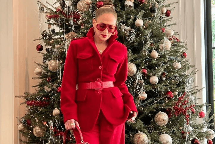 Así lució Jennifer Lopez un look monocromático rojo