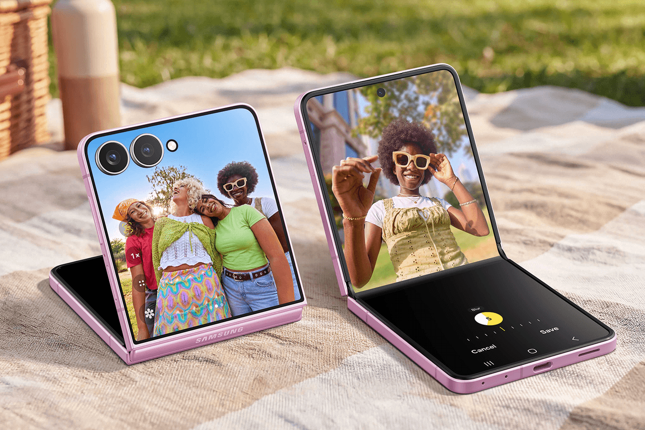 Dos Galaxy Z Flip8 sobre una manta de pícnic con fotos en la pantalla exterior