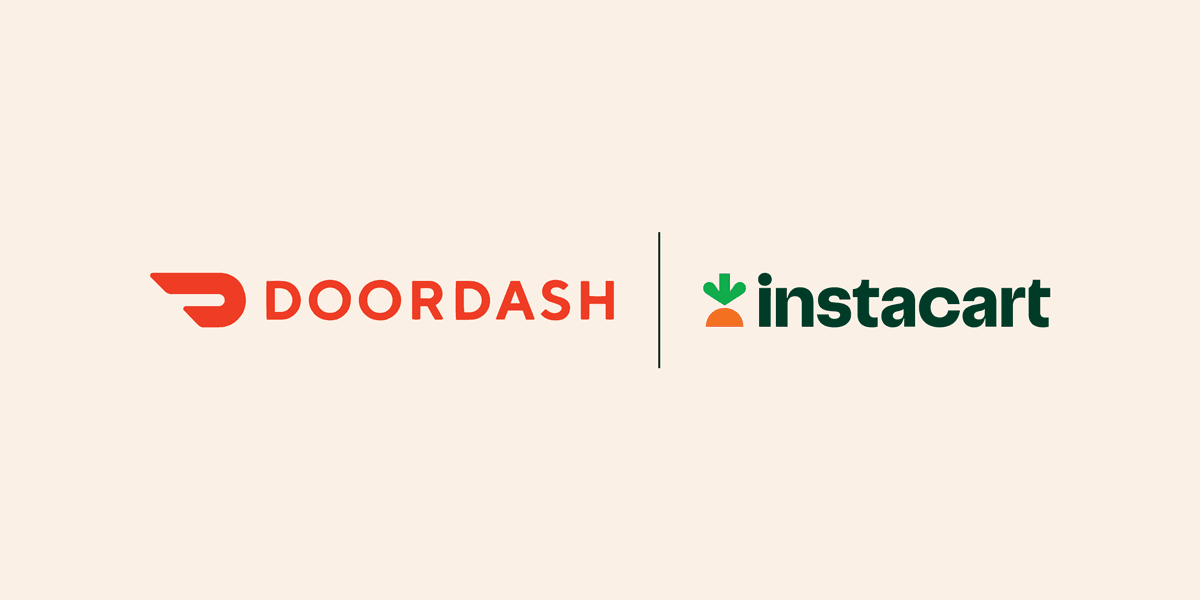 Los logos de DoorDash, en rojo, e Instacart, en verde, separados por una línea sobre fondo crema