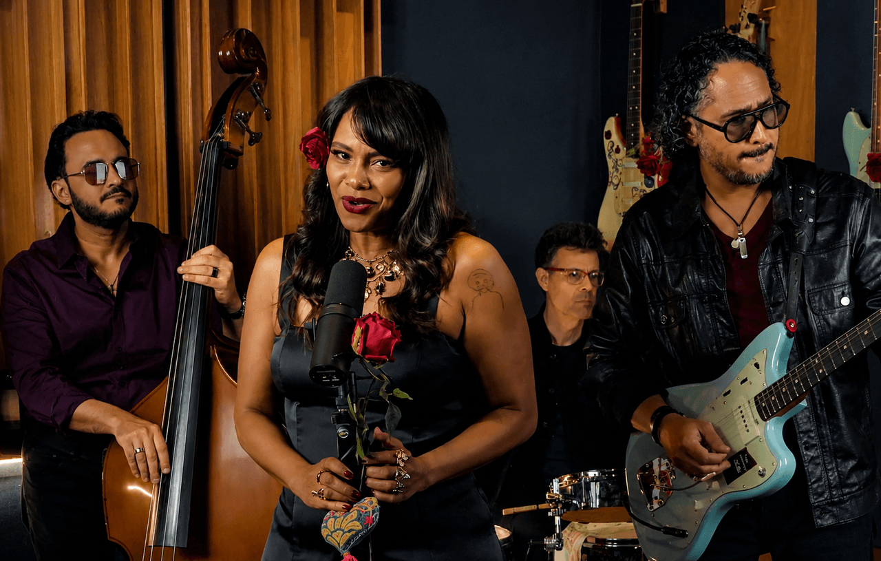 MarteOvenus y sus músicos, con contrabajo, batería y guitarra, en un estudio de luz cálida