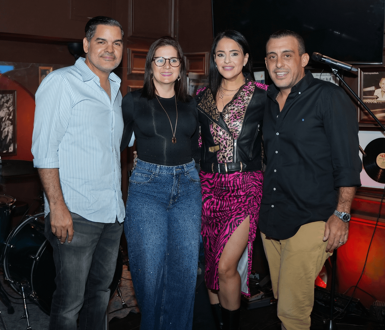 Engelbert Ortiz, Mary Helen Ramírez, Lewanda Bello y Eric Pimentel en el aniversario de The Bulldog Pub