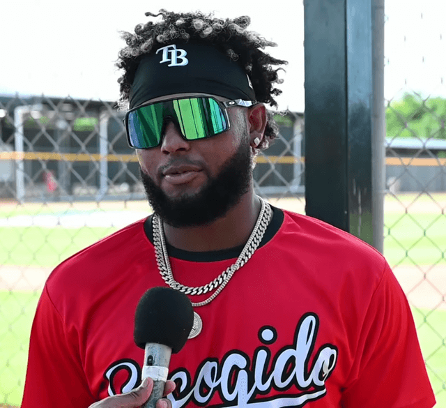 Junior Caminero, con camiseta de los Leones del Escogido y cinta de los Rays, durante una entrevista en octubre de 2023