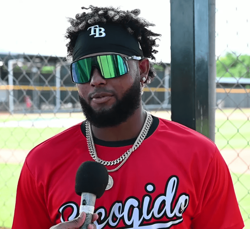 Junior Caminero, con camiseta de los Leones del Escogido y cinta de los Rays, durante una entrevista en octubre de 2023