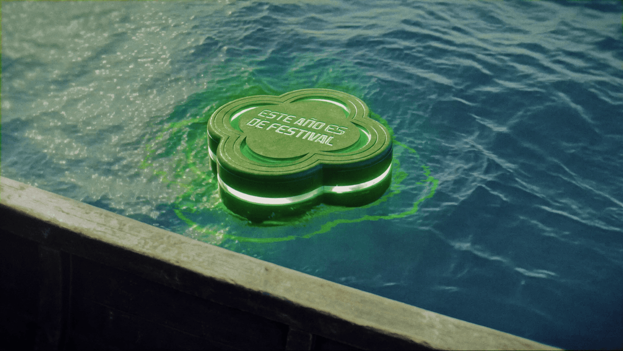 Una tapa luminosa de Presidente flota en el agua con el mensaje del regreso del festival