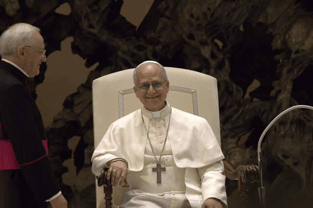 El papa León XIV, sonriente y vestido de blanco, sentado en el Vaticano en mayo de 2025
