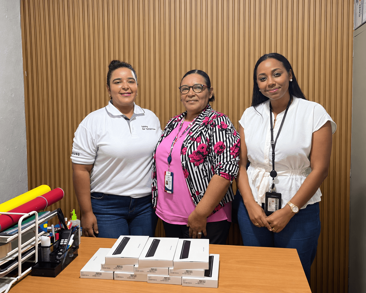 Representantes de Glasswing y Samsung con la directora de la Escuela Secundaria Ysidra Valera, junto a las tablets donadas