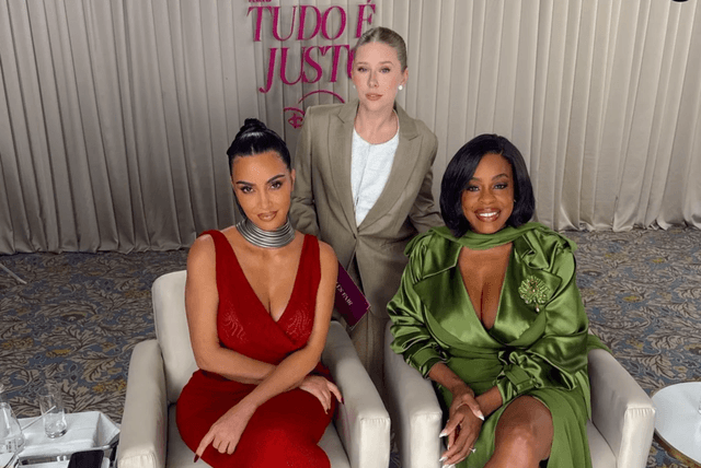 Kim Kardashian, de rojo, y Niecy Nash, de verde, junto a Cela Lopes en la promoción de «All's Fair» en São Paulo en 2025