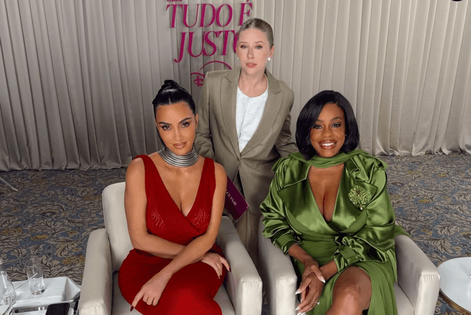 Kim Kardashian, de rojo, y Niecy Nash, de verde, junto a Cela Lopes en la promoción de «All's Fair» en São Paulo en 2025