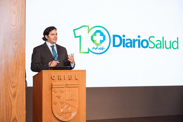 Miguel Sainz, fundador de DiarioSalud, habla desde el podio de UNIBE en el décimo aniversario del medio