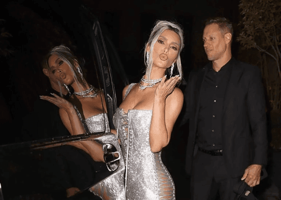 Kardashian y el mal momento con vestido Dolce & Gabbana