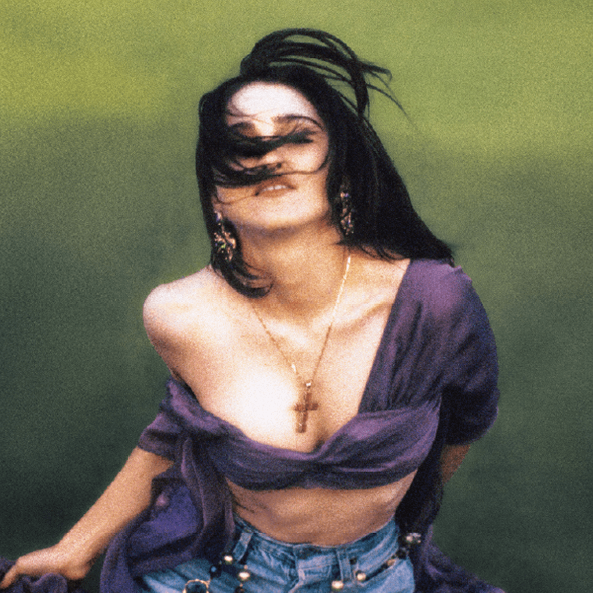 Retrato inédito de Madonna de 1989 por Herb Ritts, con blusa morada y crucifijo, que ilustra la vela Like a Prayer