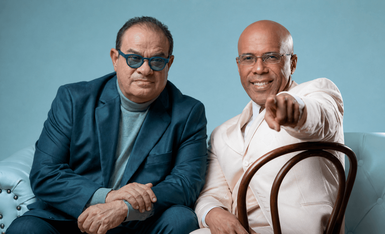 Tony Vega y Ramón Orlando posan juntos en una foto promocional del concierto