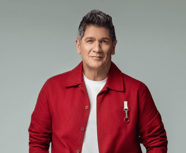 Eddy Herrera con chaqueta roja y camiseta blanca