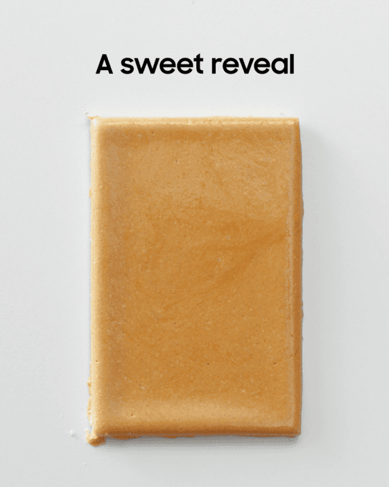 Pieza de la campaña de expectativa de Galaxy Unpacked con el texto «A sweet reveal» y una galleta dalgona