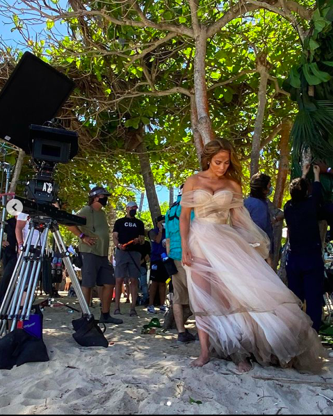 Drapeados y transparencias definen el vestido de inspiracion nupcial que leuce Jennifer Lopez en Shotgun Wedding