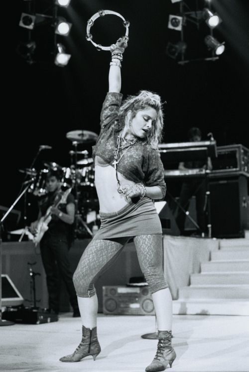 Madonna lleva una versión feminidad de las botas militares en los 80