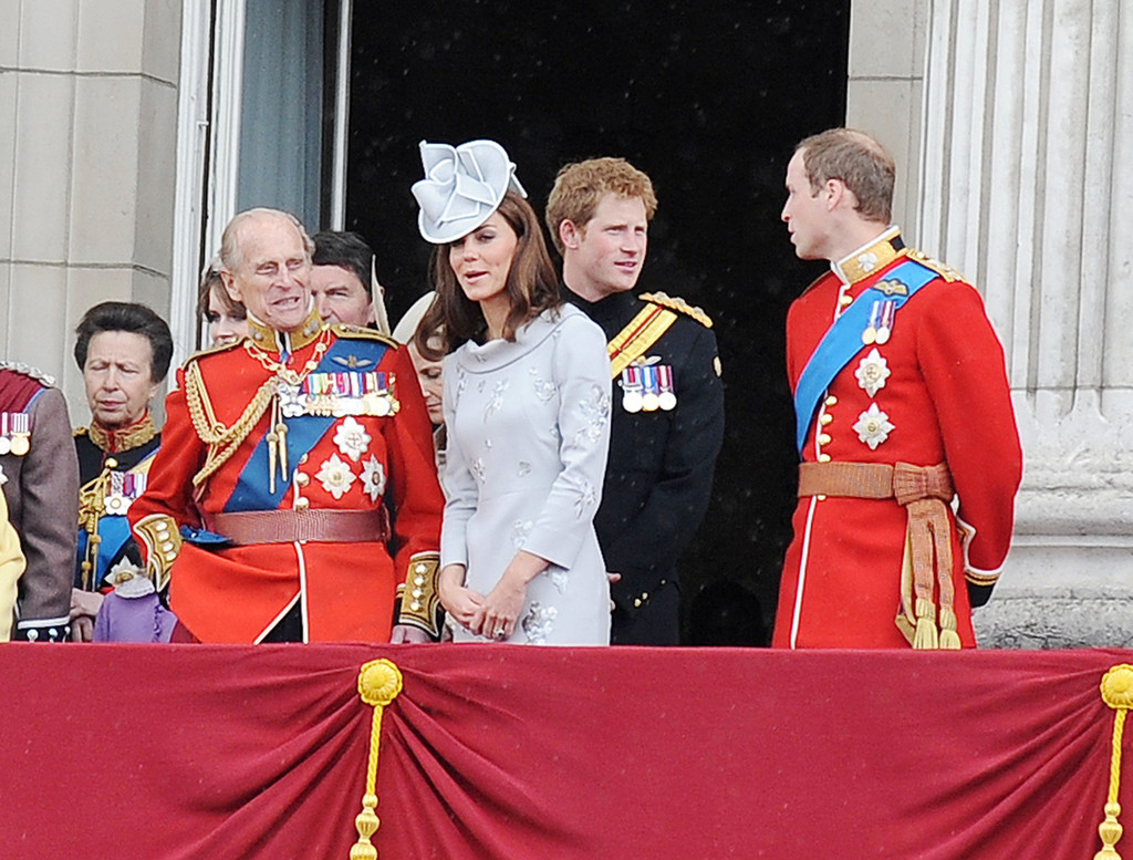 Durante el evento Trooping the Colour, junto a sus nietos Guillermo, Harry y su nuera Kate, duquesa de Cambridge.