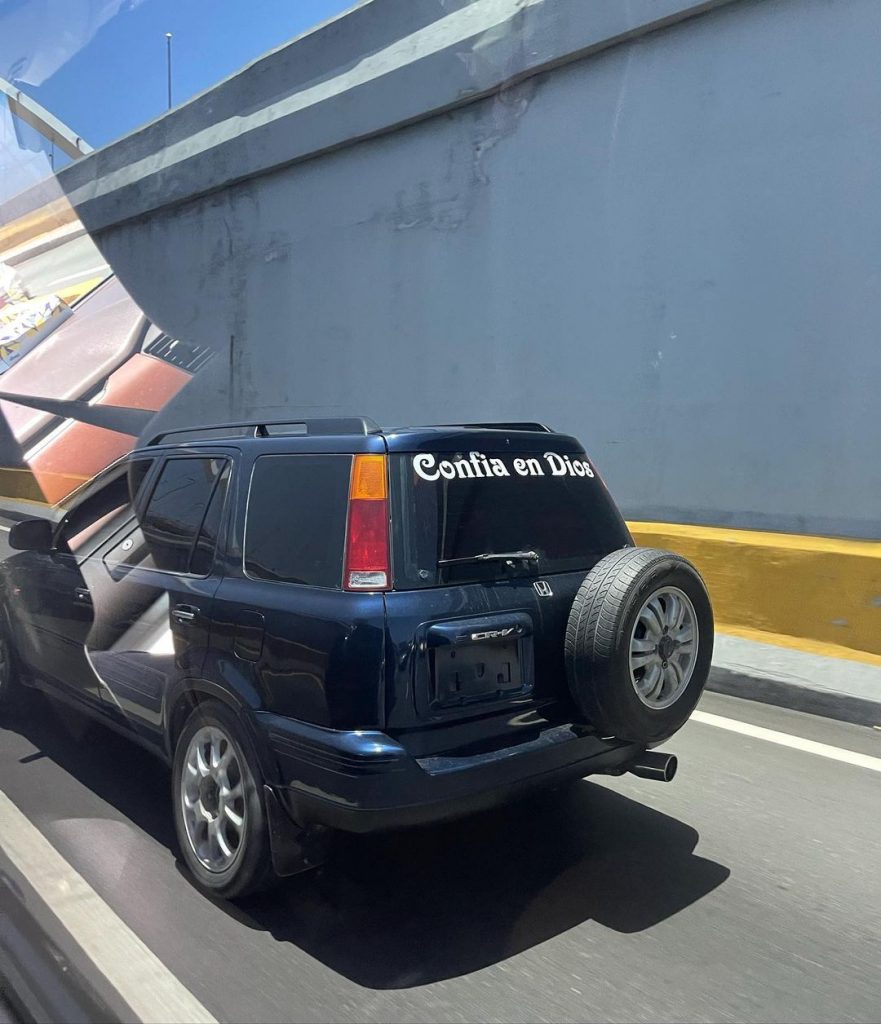 Esta popular calcomanía es vista asiduamente, en vehículos que transitan por la ciudad. Esto llamó la atención de la cantante que la compartió en su Instagram