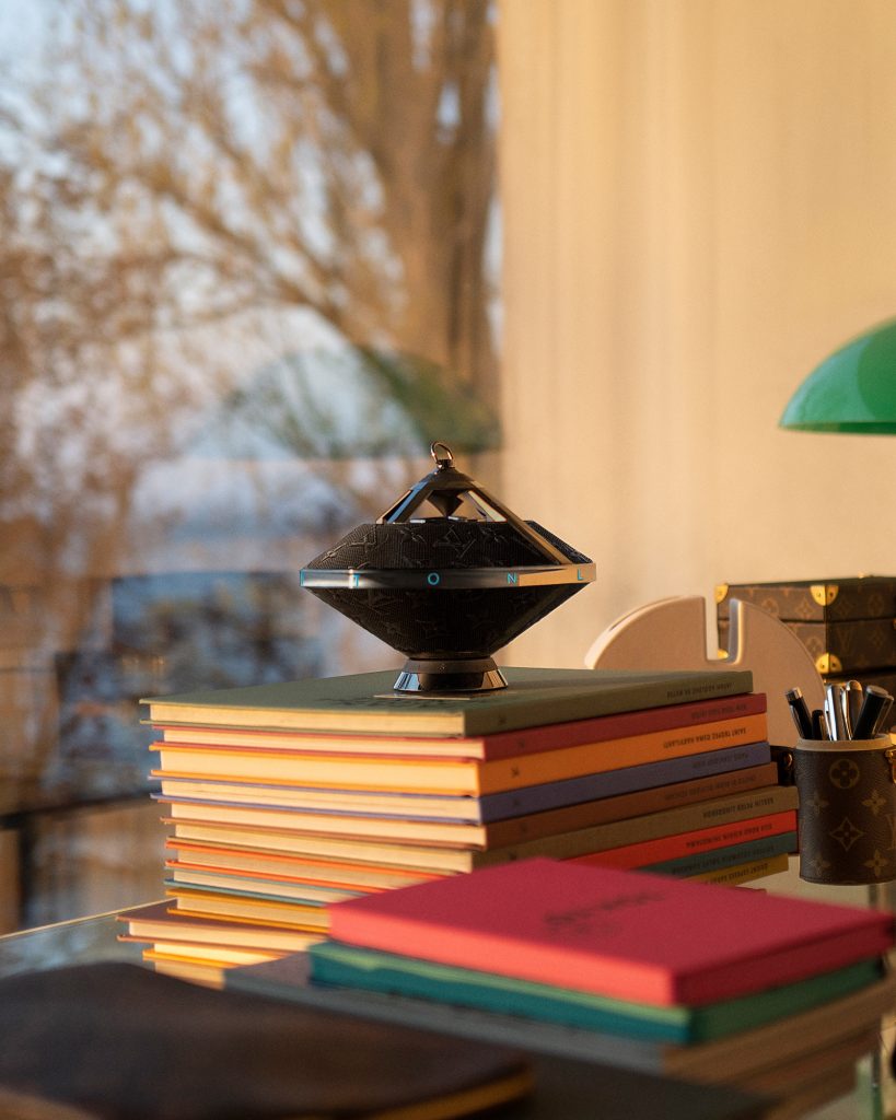 El nuevo altavoz de Louis Vuitton luce como un artefacto de Marvel
