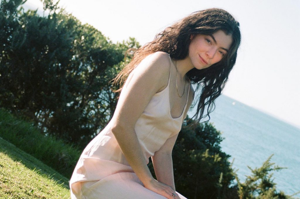 De regreso a la escena musical, Lorde presenta nuevo video de su canción «Mood Ring»