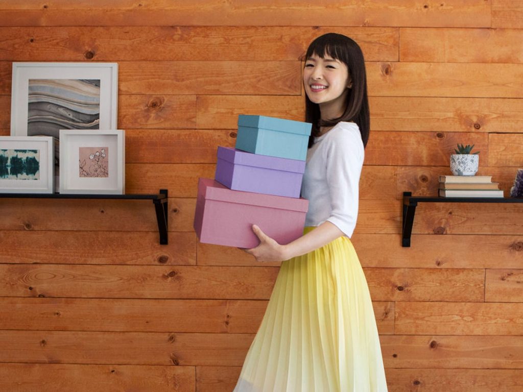 Buenas noticias para los fans de Marie Kondo. La reina de la organización regresa con nueva serie «Sparking Joy»