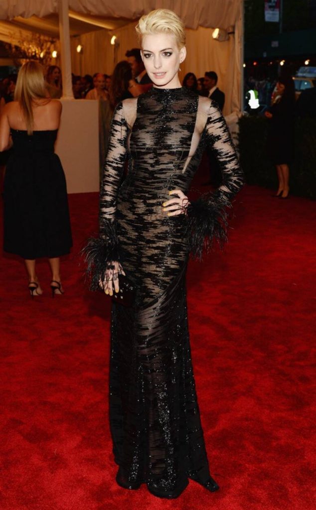 Anne Hathaway en Valentino  para la gala 2013 ¨Punk: Del caos a la alta costura¨
