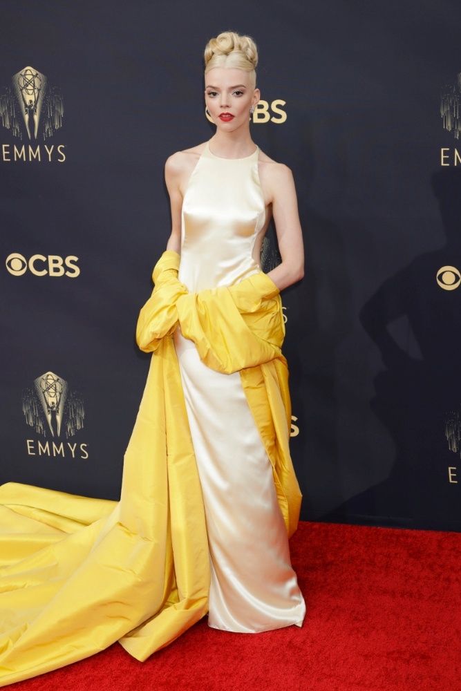 Anya Taylor-Joy vistiendo de Dior en la entrega de los Emmy 2021