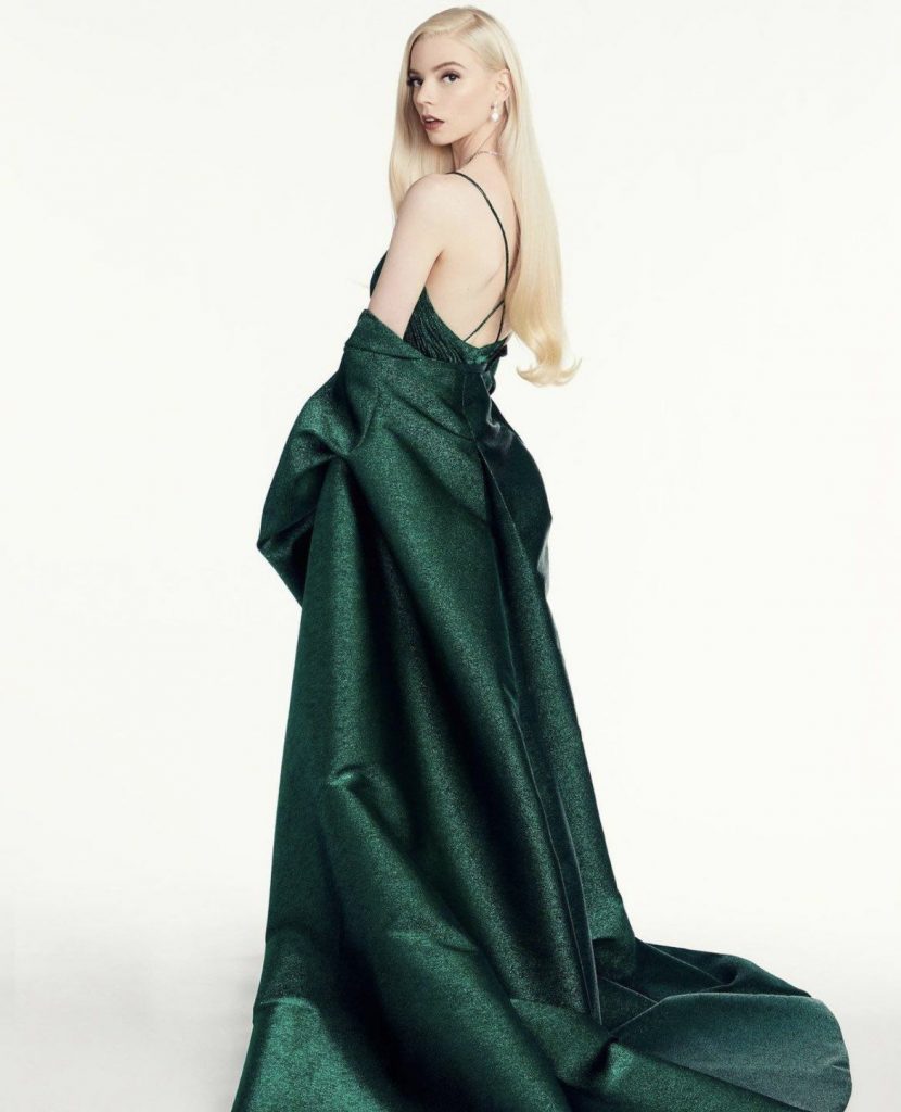 Con un diseño en verde esmeralda creado exclusivamente para ella por Dior, para asistir a los Golden Globe 2021