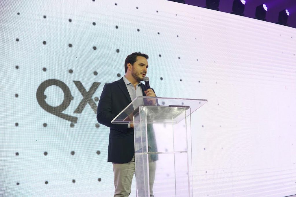 El gerente comercial, Francisco Martínez, explica las bondades de la Infinity QX55