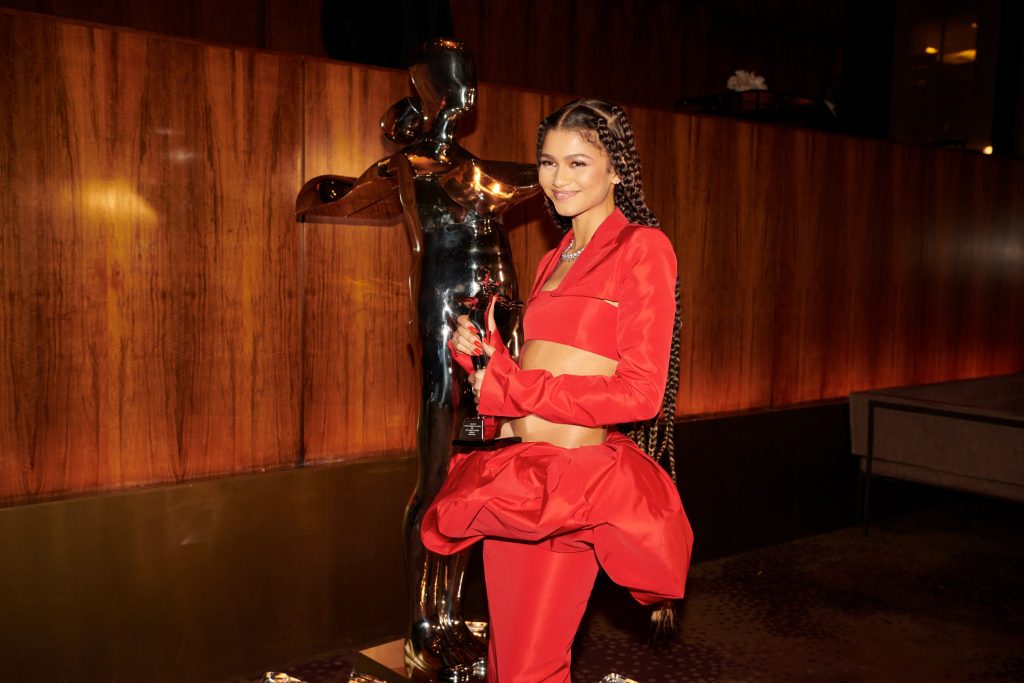 Zendaya hace historia al convertirse en el fashion icon más joven en recibir el prestigioso premio CFDA