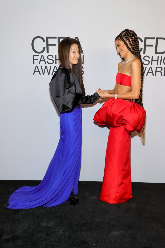 Zendaya junto a la diseñadora Vera Wang. Cortesía: Vogue