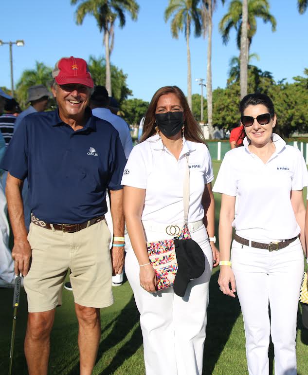 El embajador de España, Antonio Pérez-Hernández, Mileyka Brugal y Yolanda Betrian-Diez.