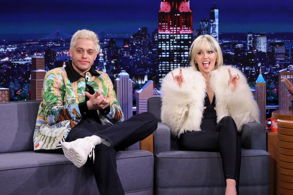 Miley Cyrus y Pete Davidson se unen para celebrar el Año Nuevo con un especial de la cadena NBC