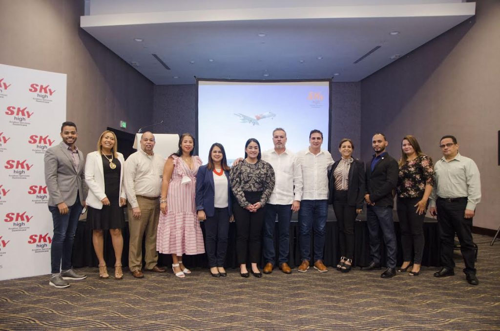 Los ganadores de un boleto aéreo a Cuba junto a los ejecutivos de las empresas