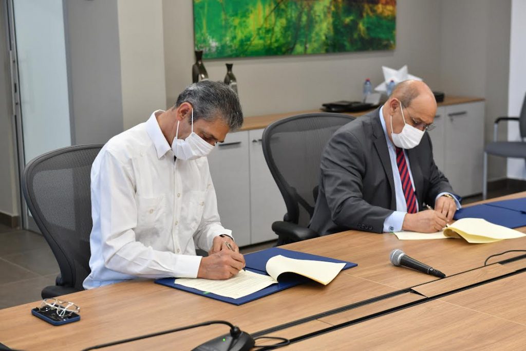 Firman el acuerdo Luis Fernando Enciso y Rafael Santos Badía