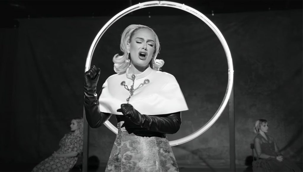 Adele sorprende con el video de su nueva canción «Oh My God»