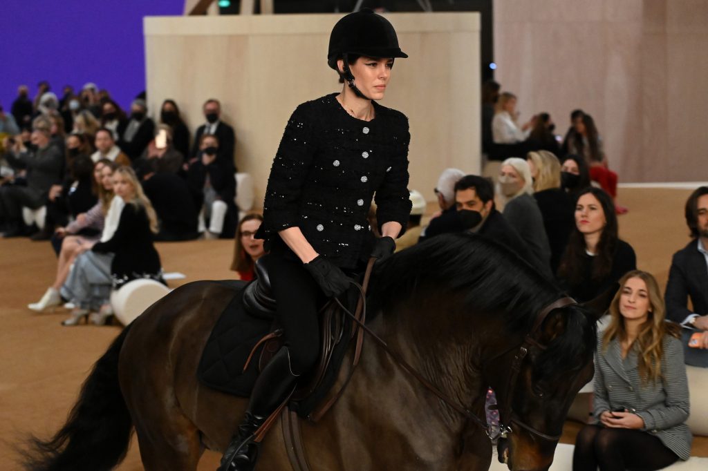 A caballo, Charlotte Casiraghi dio apertura al desfile alta costura primavera 2022 de Chanel