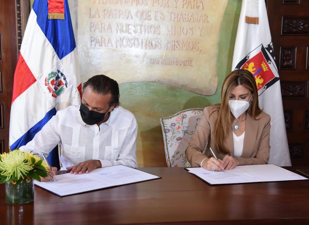 Firma de acuerdo entre la Alcaldesa del DN, Carolina Mejía y Juan Tomás Díaz, presidente de GEM Dominicana