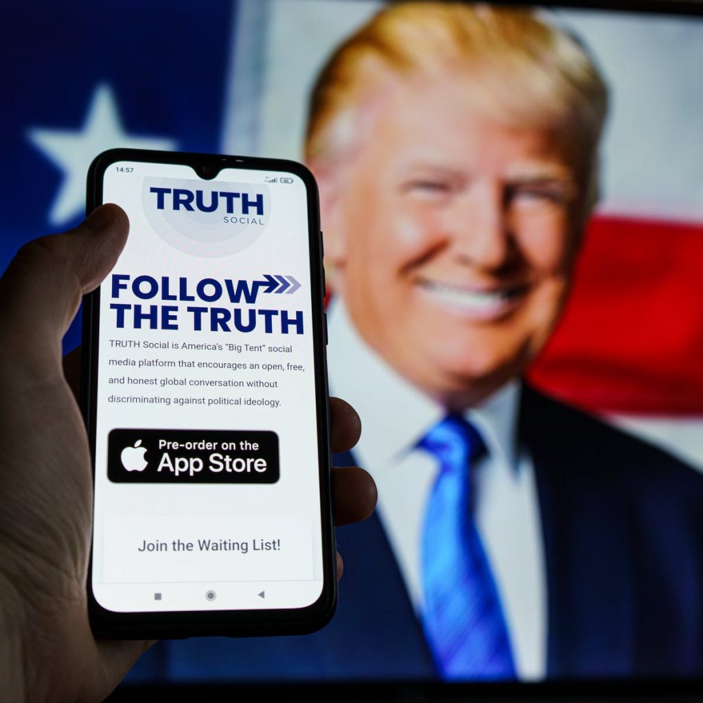 «Truth Social» la aplicación de Donald Trump conquista el número 1 en descargas de Apple Store