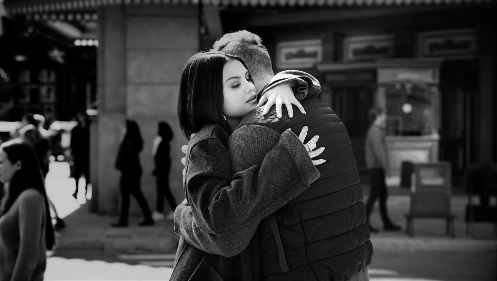 Selena Gomez y Coldplay colaboran en nueva canción «Letting somebody go»