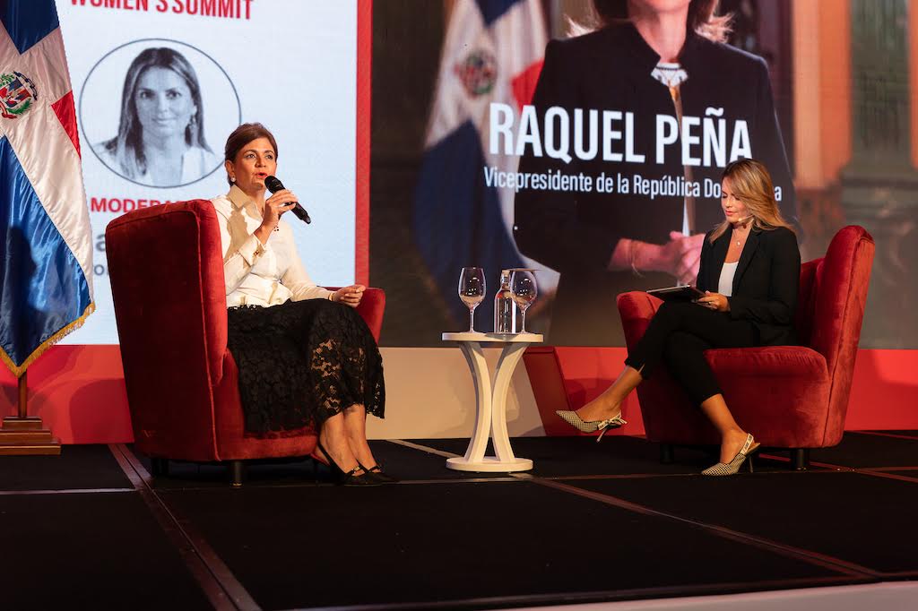 Raquel Peña, vicepresidenta de la República, mientras era entrevistada por Adriana Jiménez
